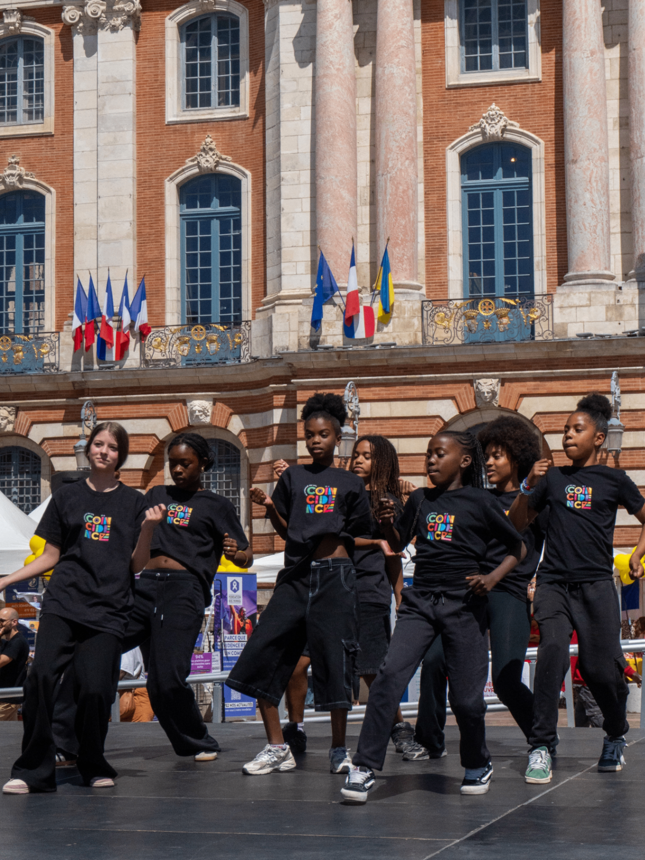 La crew enfants sur scène place du Capitole