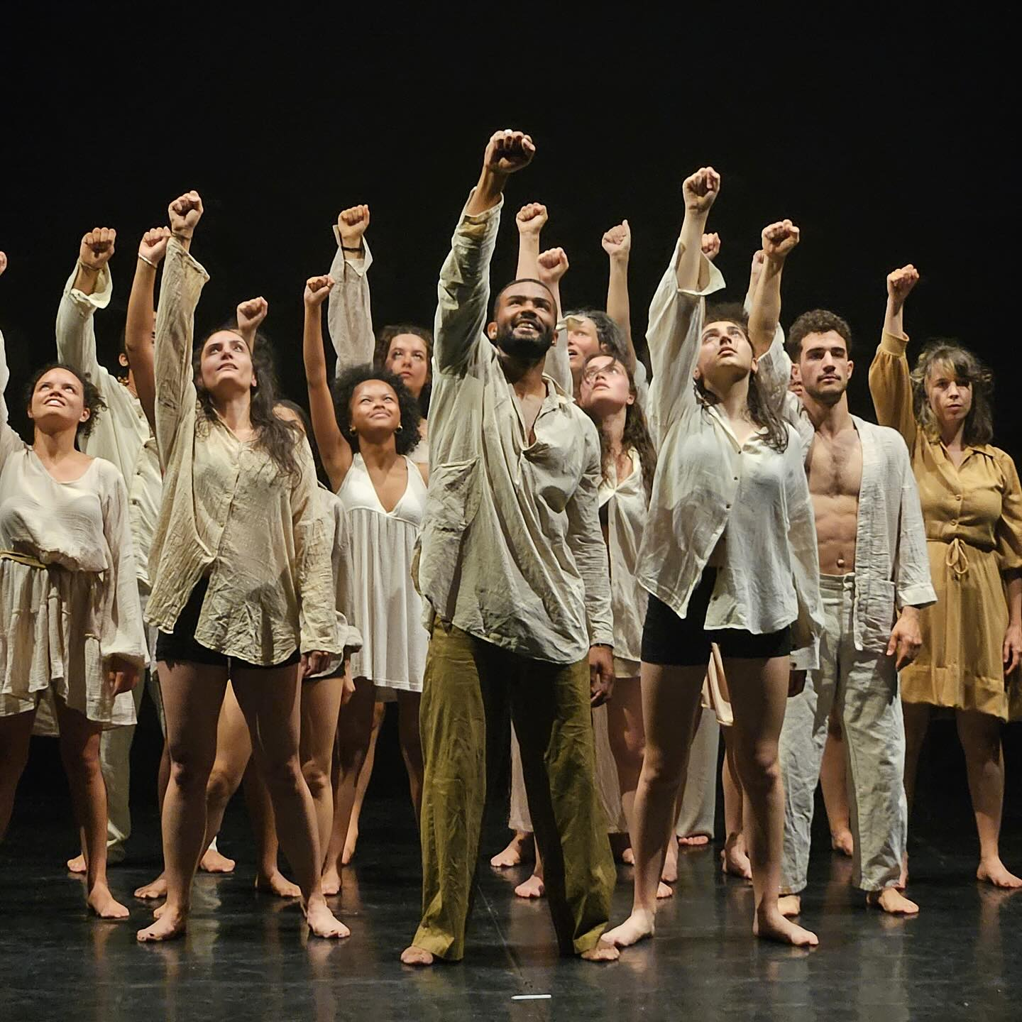 Spectacle Coïncidence sur scène, poings levés
