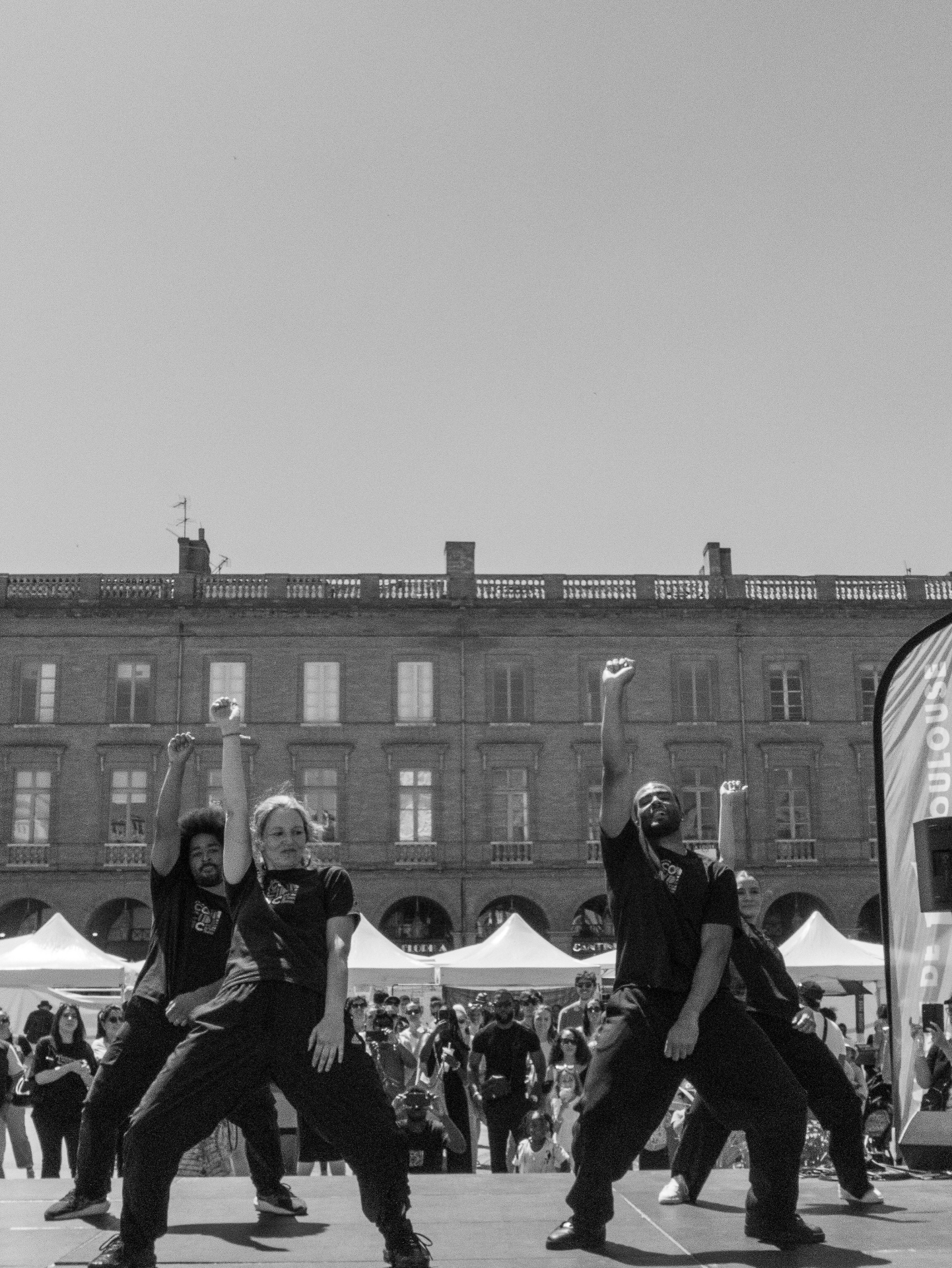 Performance Coïncidence en noir et blanc sur scène
