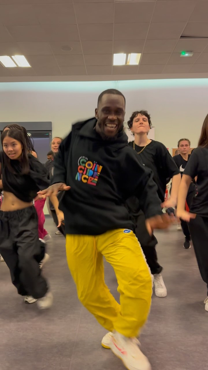 Brissy en cours, sweat Coïncidence et pantalon jaune
