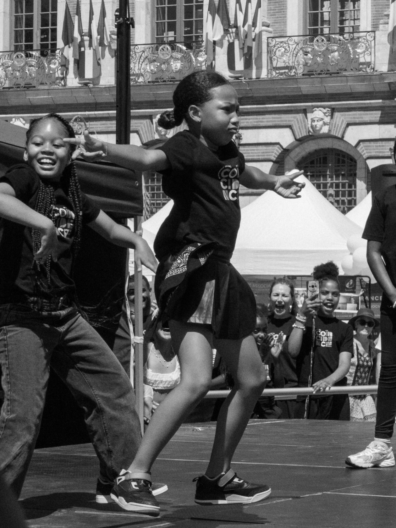 Jeunes danseuses de la crew enfants sur scène